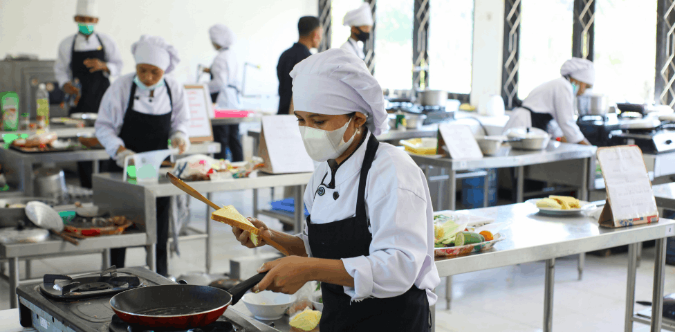 HACCP-Schulung vs. LMHV & IfSG: Was jede Fachkraft im Lebensmittelbereich in Deutschland wissen muss